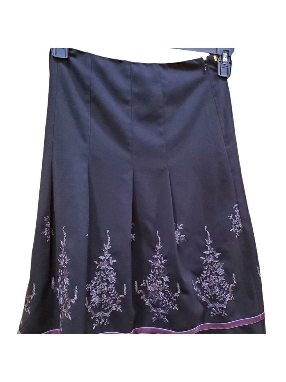 Ann Taylor Black Pleated Floral Embroidered Skirt Size 4